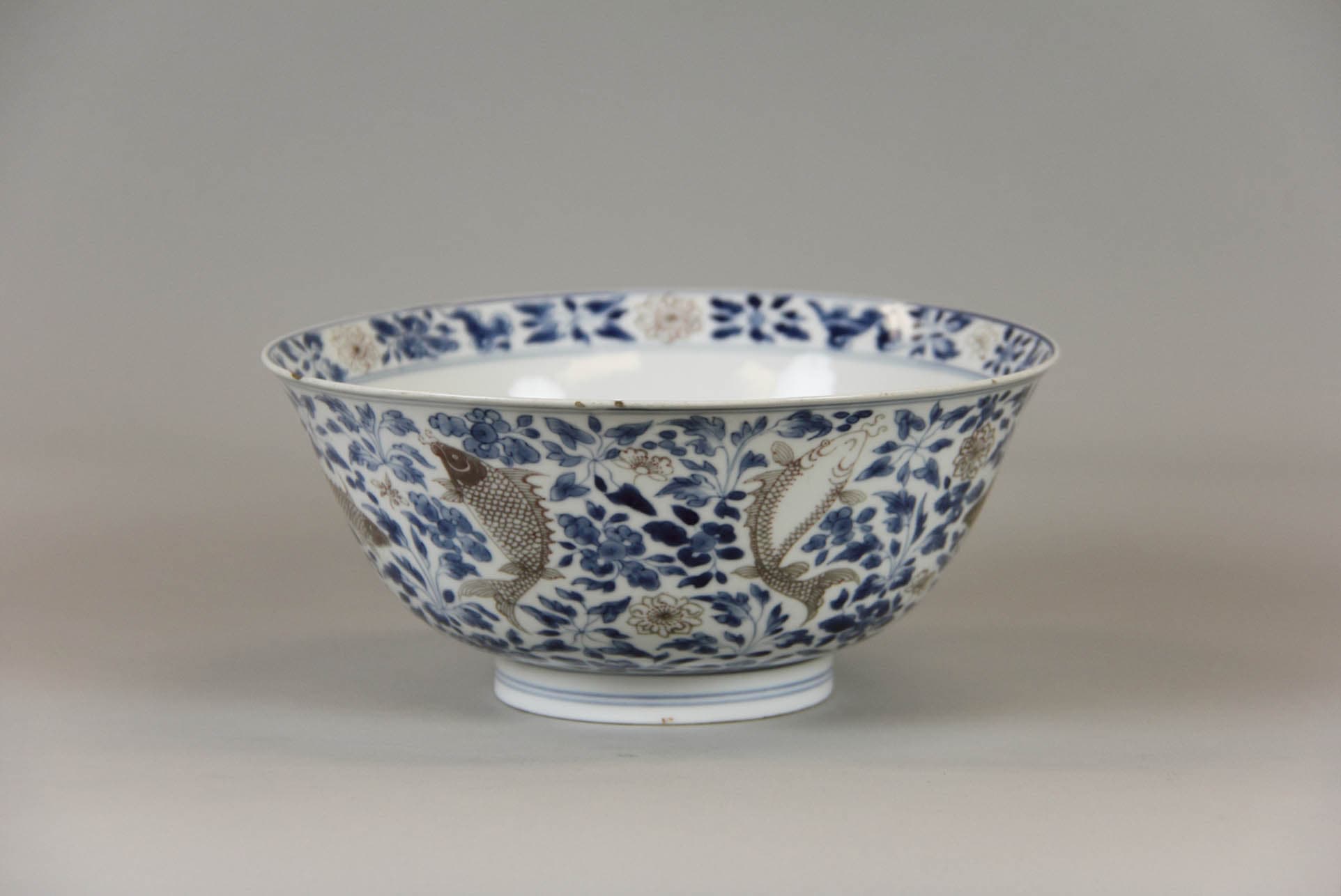 Bowl with fishes and flowers